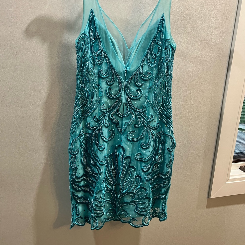 Beautiful dress size medium. Only worn once. Great condition. - Picture 3 of 6